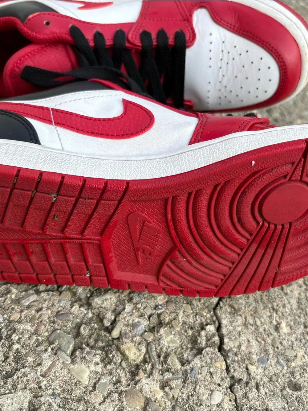 Nike men’s Red, White & Black Low-Top Sneakers
